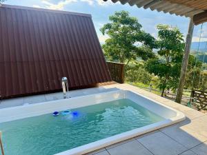 a bath tub with a water fountain in a yard at Chalé e Cabana Taubate in Taubaté