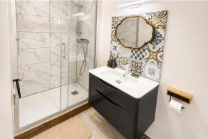 a bathroom with a sink and a shower at Studio Chaleureux in Langon
