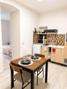 a kitchen and dining room with a table and chairs at Studio Chaleureux in Langon
