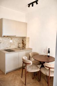 a kitchen with a table and chairs and a sink at Maresa 8 in Čanj