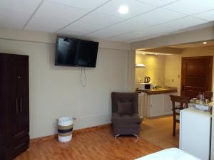 a room with a chair and a television on the wall at Precioso monoambiente de lujo in La Paz