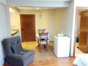 a living room with a chair and a table at Precioso monoambiente de lujo in La Paz