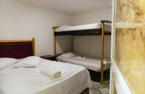 two beds in a room with two bunk beds at VILLA SOL HABITACIONES in San Andrés +12 photos