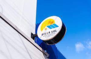 a sign on the side of a building at VILLA SOL HABITACIONES in San Andrés