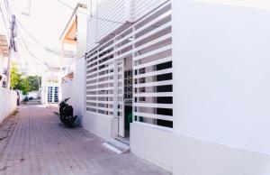 a motorcycle parked next to a white building at VILLA SOL HABITACIONES in San Andrés