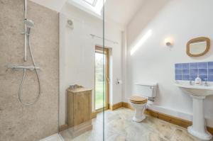 a bathroom with a shower and a toilet and a sink at 1 Bed in Broadway oc-36842 in Broadway +20 photos