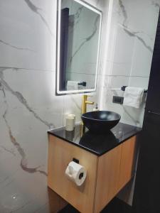 a bathroom with a black sink and a mirror at Golden in Cochabamba +5 photos