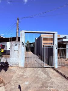 a gate in front of a building at Apartamento do Graf 2 in Sorriso +4 photos