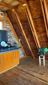 a kitchen in a attic with wooden ceilings at Tierra Viva By Astrid in Cucunubá