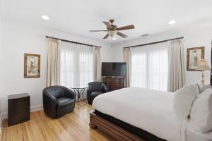 a bedroom with a bed and a flat screen tv at Emigrant's Inn in Fredericksburg