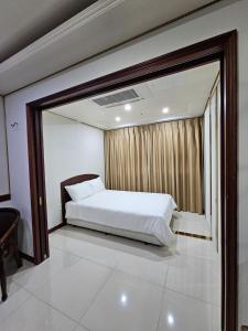 a bedroom with a bed and a large window at 인터시티365호텔 in Seoul