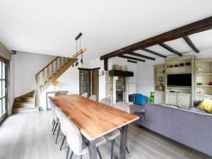 a dining room and living room with a table and chairs at Floribert in Nieuwpoort-Bad