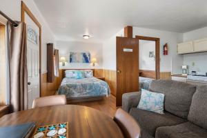 オーシャンサイドにあるOceanside Ocean Front Cabinsのソファとベッドのあるリビングルーム
