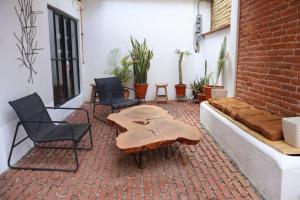 a patio with a table and chairs and a couch at Habitación arroqueño in Oaxaca City