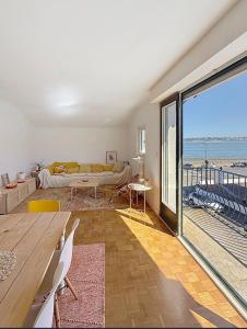 a living room with a view of the ocean at Socoa vue mer in Ciboure