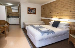 a bedroom with two beds and a table and chairs at Farview Tavern in Farleigh
