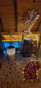 a bathroom with a toilet and a tub and a sink at Quinta La Primavera Ecolodge in Isnos