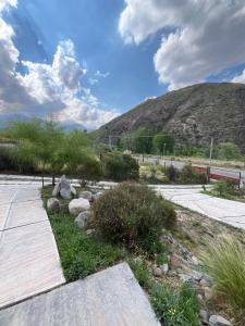 a walkway with a mountain in the background at Vista del Plata - Alojamiento in Potrerillos