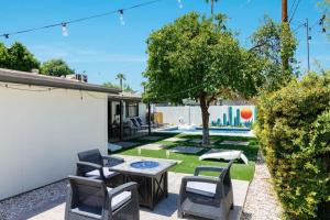 a backyard with a table and chairs and a yard at Old Town Art Deco - Pool&Fire Pit - In Old Town in Scottsdale