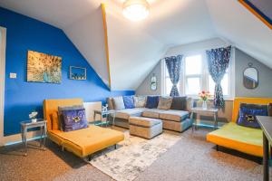 a living room with blue walls and a couch at 8ight Havens - Channel Euro Tunnel - Folkestone in Folkestone