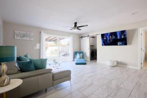 a living room with a couch and a ceiling fan at Casa Con Casita - Private Pool - 8 min to Old Town in Scottsdale