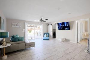 a living room with a couch and a tv at Casa Con Casita - Private Pool - 8 min to Old Town in Scottsdale +61 photos