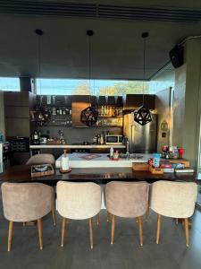 a kitchen with a table and chairs in a kitchen at Paraíso del Anfiteatro in San Bernardino