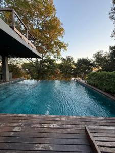 a large swimming pool with a wooden deck at Paraíso del Anfiteatro in San Bernardino