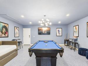 a room with a pool table in it at Azure - Sparkling Pool - Pool Table - In Old Town in Scottsdale