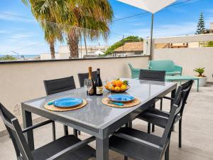 a table with two bottles of wine and a bowl of fruit at Villa Dolce Vita in Triscina +40 photos