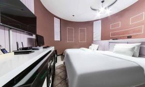 a room with two beds and a tv in it at Paju Picasso in Paju
