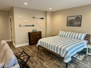a bedroom with a bed and a couch at Mill View Suite - River Rock Inn in Bellevue