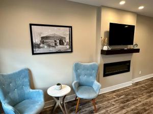 a waiting room with two blue chairs and a tv at Mill View Suite - River Rock Inn in Bellevue +19 photos