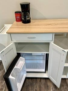 an empty cabinet with a wooden counter top at Mill View Suite - River Rock Inn in Bellevue