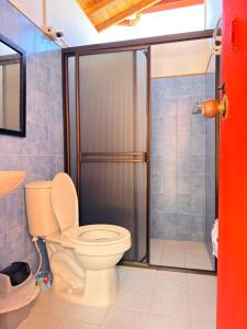 a bathroom with a toilet and a shower at Casa Nohelia in Jericó