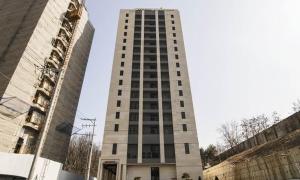 a tall building in the middle of two buildings at Hotel Mayotte in Uiwang