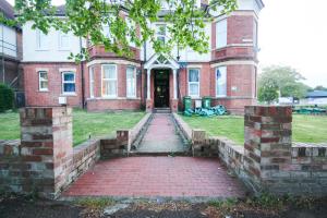 an old brick building with a brick walkway in front at 8ight Havens - Channel Euro Tunnel - Folkestone in Folkestone