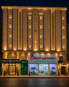 a large building with a store front at night at دار السناء للشقق المخدومة Dar Al Sanaa Serviced Apartments in Jeddah