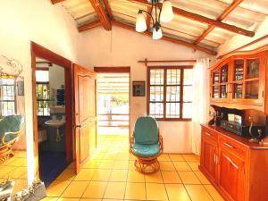 a kitchen with a chair in the middle of a room at Black&White Brüäder in Puerto Ayora