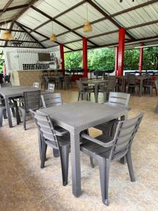 a group of tables and chairs in a restaurant at SERRANTE Hotel Campestre in Villavicencio +9 photos
