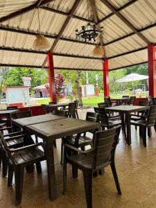 a group of tables and chairs in a pavilion at SERRANTE Hotel Campestre in Villavicencio