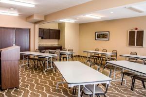 a classroom with tables and chairs and a kitchen at Comfort Suites New Braunfels - San Antonio Area in New Braunfels +28 photos