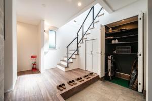 a staircase in a house with shoes on the floor at YUTORELA 富津 indoor GOLF シミュレーションゴルフ付き l BBQ l ファミリー歓迎 in Futtsu +36 photos