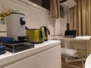 a kitchen with a toaster on a counter at Studio Verde in Au