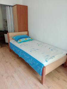 a bed in a room with a blue and white mattress at Pensjonat agroturystyczny Sosnówka - KOSARZYN in Kosarzyn