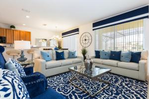 Кът за сядане в Providence Luxurious 6 Bed Pool home, Lake View, Clubhouse, Resort Pool by Orlando Holiday Rental Homes LLC 2281