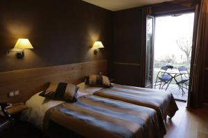 מיטה או מיטות בחדר ב-Logis Auberge du Barrez