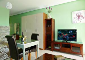 Telewizja i/lub zestaw kina domowego w obiekcie Luxury Apartment Balcon de Jandía