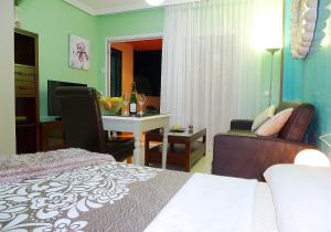モロ・デル・ハブレにあるLuxury Apartment Balcon de Jandíaのベッドルーム1室(ベッド1台、椅子、デスク付)