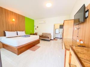 a bedroom with a bed and a green wall at Rimlay Bay View 2 in Ko Yao Noi